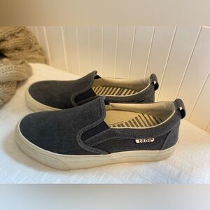 Size 7 Women’s Täōs Rubber Soul Slip on Shoes